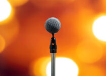 Mikrofon auf einem Ständer. Unscharfer Hintergrund und Bokeh-Licht.
